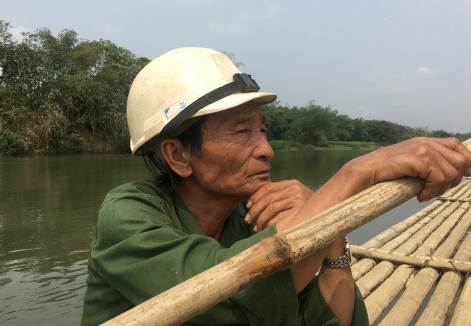 Chông chênh cảnh học sinh qua sông đến trường bằng bè mảng - 2 Ông Nguyễn Văn Cao đã có thâm niên gần 30 năm chèo chống bè mảng đưa học sinh qua sông