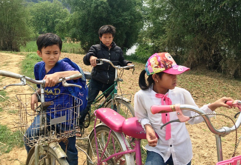 Chông chênh cảnh học sinh qua sông đến trường bằng bè mảng - 3 Mỗi ngày, các cháu học sinh phải nhiều lần qua sông bằng bè mảng