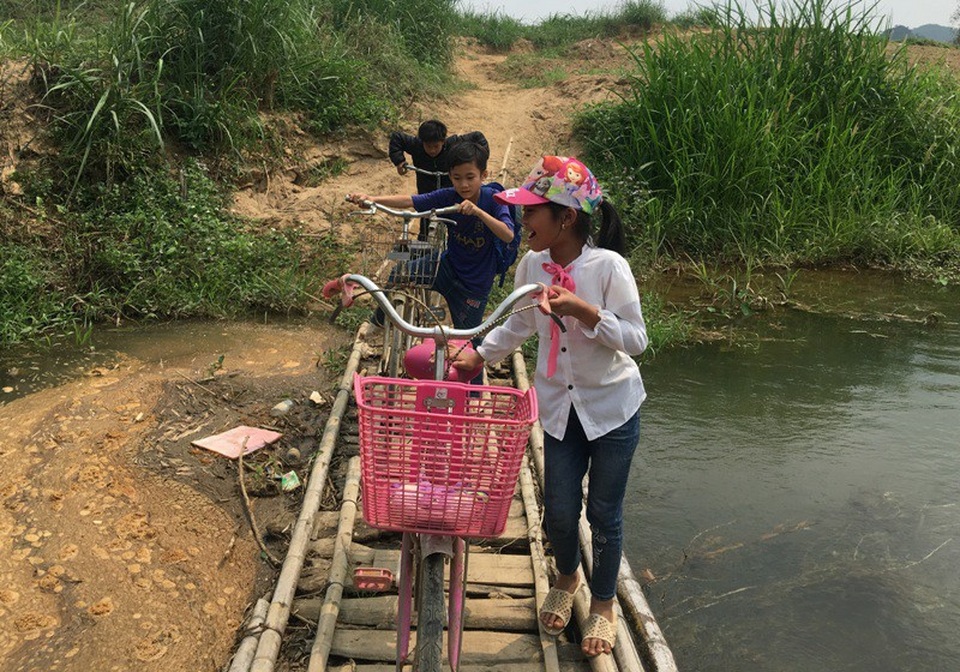 Chông chênh cảnh học sinh qua sông đến trường bằng bè mảng - 4
Con đường lên xuống bến đò cũng rất gập ghềnh