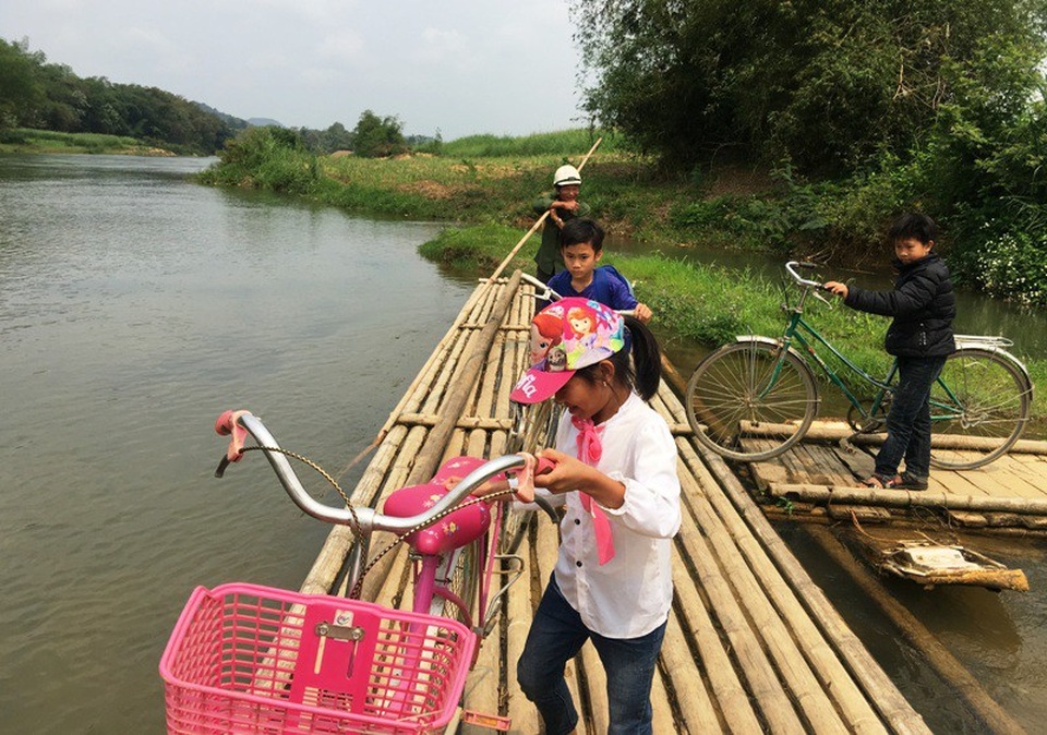 Chông chênh cảnh học sinh qua sông đến trường bằng bè mảng - 6 Ông Cao chống bè mảng cho các cháu học sinh vượt sông