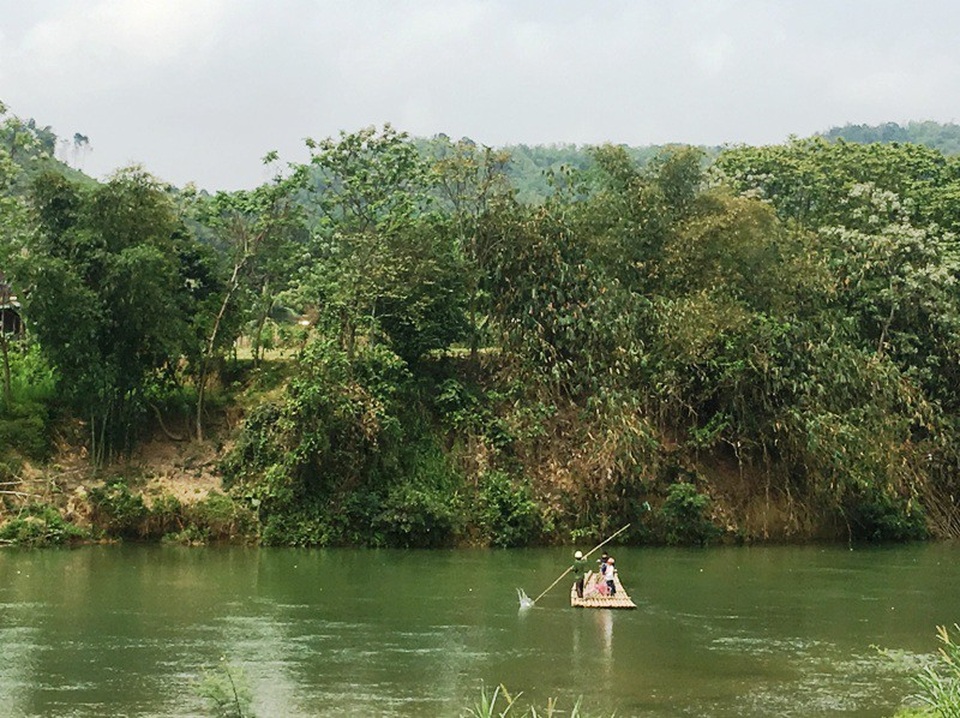Chông chênh cảnh học sinh qua sông đến trường bằng bè mảng - 1 Dòng sông Âm chia cắt nhiều làng của xã Phùng Minh, huyện Ngọc Lặc khiến việc đi lại của người dân cũng như các cháu học sinh gặp nhiều khó khăn