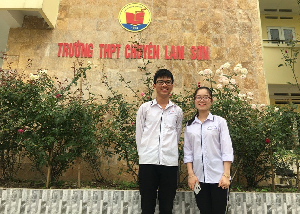 Viết bài luận về mắt giả của mình, nam sinh giành học bổng gần 5 tỷ đồng - 2
Lê Bá Ninh và Lê Ngân Hà - 2 học sinh của Trường chuyên Lam Sơn giành những suất học bổng vào các trường đại học hàng đầu nước Mỹ.