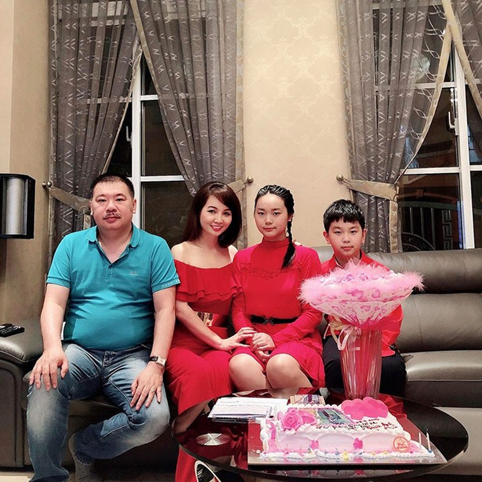 Mai Thu Huyền đăng ảnh gia đình nhân ngày sinh nhật tuổi 15 của con gái lớn. Nữ diễn viên Những ngọn nến trong đêm vẫn rất trẻ trung và hạnh phúc.