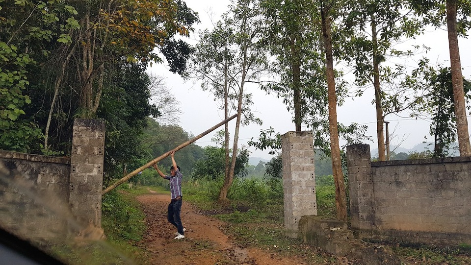 Giả mạo chữ ký chiếm đất rừng người khác! - 5 Hiện ông Cửu đã xây cổng ra vào khu đất đang tranh chấp?. Tuy nhiên, ông Cửu không thực hiện (yêu cầu tháo dỡ phần công trình đã xây dựng trước đó) trái lại còn xây thêm một cổng ra vào nhà, có rào chắn bảo vệ để ngăn việc gia đình ông Hùng vào phần đất này.