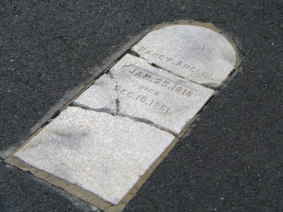 Một trong những ngôi mộ nằm tại sân bay Mathis ở Georgia, Mỹ