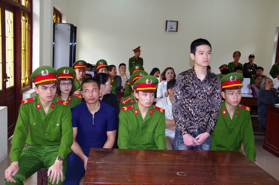 Hòa giải không thành, nam thanh niên 17 tuổi rút dao đâm chết người - 1 Đối tượng Hà Nam Lượng trong phiên xét xử phúc thẩm (ảnh: Công an Hà Nam)