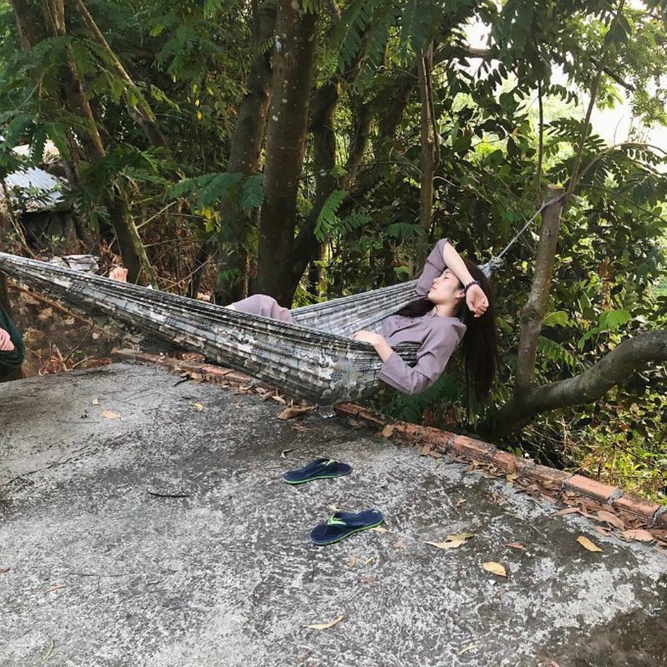 Nam Em đăng hình ảnh đầu tiên sau khi nhập viện vì không chịu được áp lực dư luận vì scandal tình cảm với Trường Giang. Cô chọn sống ở khung cảnh khá thanh bình và chia sẻ thông điệp: Bình tĩnh sống.