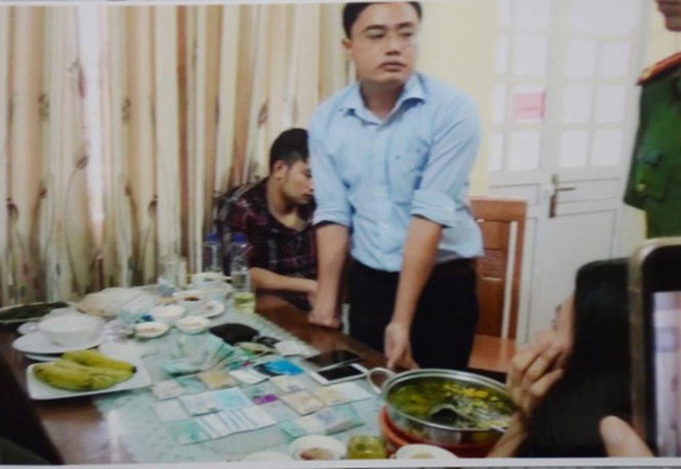 Giám đốc Sở báo cáo sao về việc đưa 200 triệu cho "nhà báo tống tiền" Duy Phong? - 2 Lê Duy Phong bị công an bắt khi đang nhận tiền tại một quán ăn trên địa bàn TP Yên Bái.