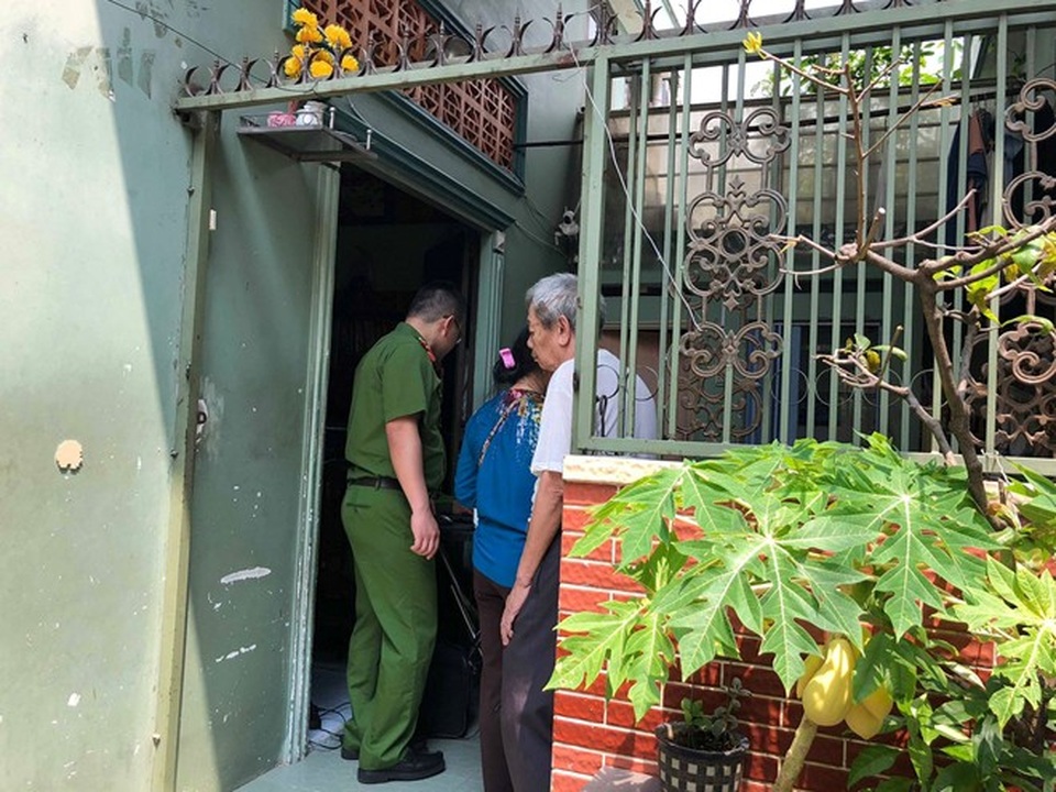 Cán bộ Công an khám xét nhà Thông (ảnh N.L)