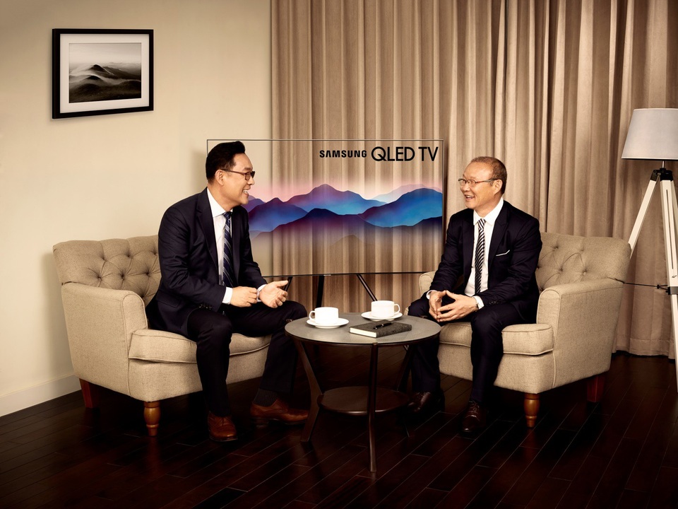 Tinh thần Park Hang Seo và đại sứ hình ảnh của Samsung - 1 Ông Kim Cheol Gi, Tổng giám đốc Samsung Vina và Đại sứ thương hiệu Park Hang Seo trong buổi ký kết.