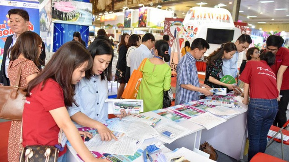 Các gian hàng giới thiệu sản phẩm đông đúc khách tới tham quan và tìm hiểu các tour, tuyến