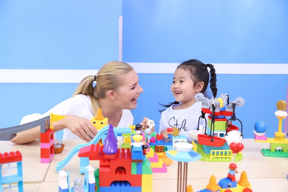Vượt khỏi giới hạn "học tiếng Anh" để nâng cao khả năng ngoại ngữ - 1 Con trẻ giờ đây cần được trải nghiệm môi trường giàu tính tương tác và cách dạy cải tiến, nhằm phát huy khả năng ngôn ngữ lẫn những kỹ năng thiết yếu.