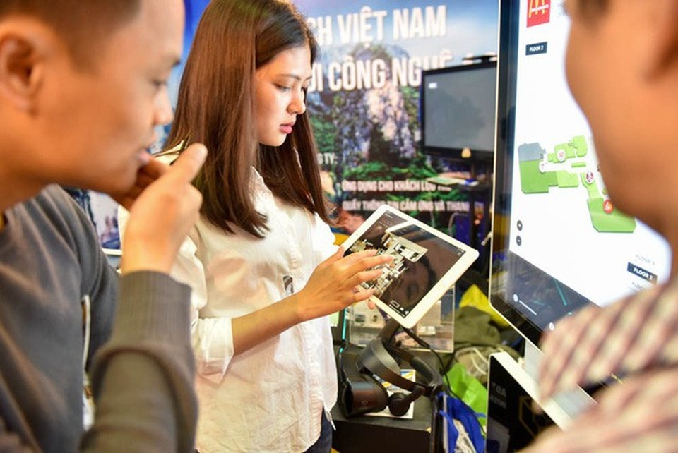 Với chủ đề là “Du lịch trực tuyến”, nhiều gian hàng trong hội chợ tích hợp thêm các thiết bị thông minh như điện thoại, máy tính bảng hỗ trợ du khách đặt tour và thanh toán trực tuyến.