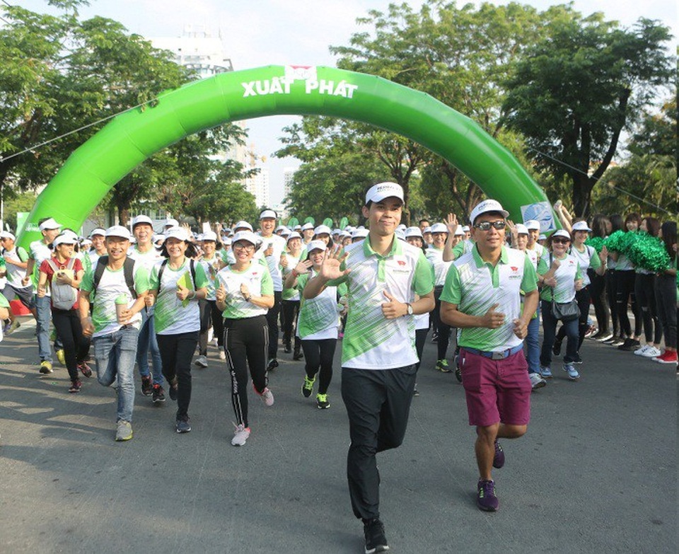 Đúng 7h30 tại đường chạy quận 7 TPHCMthành viên và nhân viên Herbalife cùng người dân đã hăng say chinh phục đường chạy và cùng nhau lan tỏa thông điệp tích cực về thể thao.