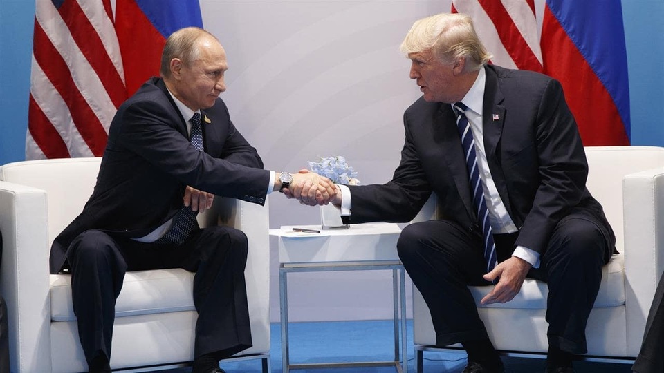 Chiến lược “trong nóng ngoài lạnh” của Tổng thống Trump với ông Putin - 2 Hai nhà lãnh đạo Nga - Mỹ bắt tay tại Đức năm 2017 (Ảnh: Reuters)