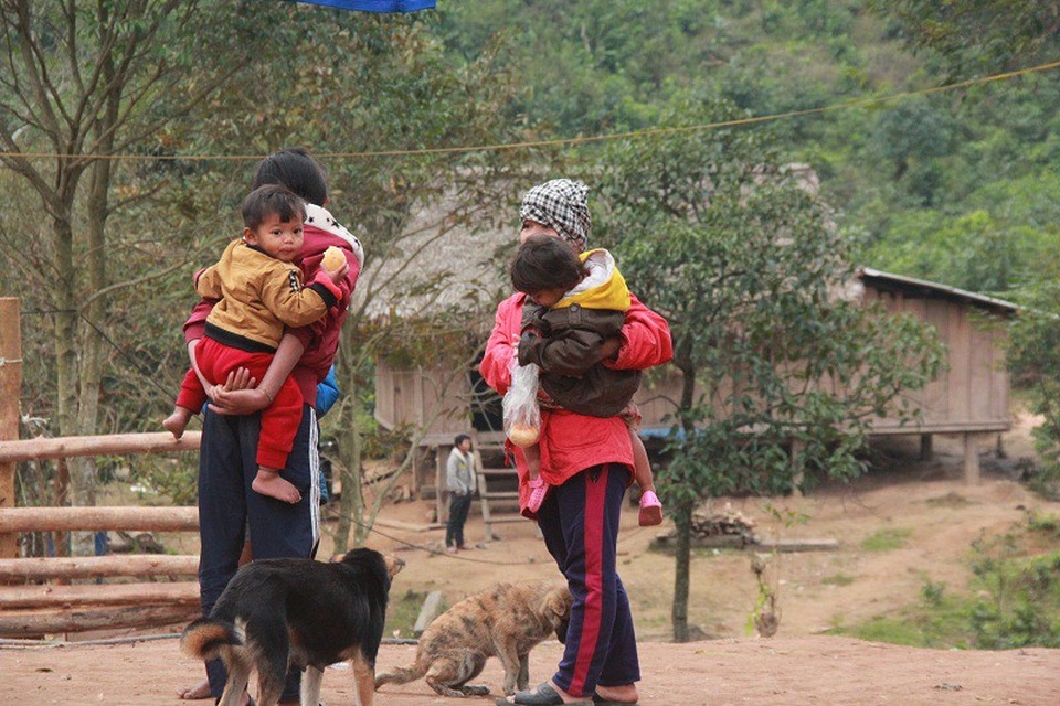 Chuyện tảo hôn ở những bản làng vùng biên - 3
Nhận thức của đồng bào còn hạn chế nên việc đẩy lùi nạn tảo hôn còn gặp nhiều khó khăn
