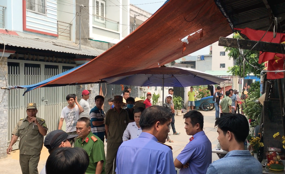 Sáng 30/3, lực lượng chức năng tái kiểm tra hiện trường vụ 5 người trong gia đình bị sát hại 