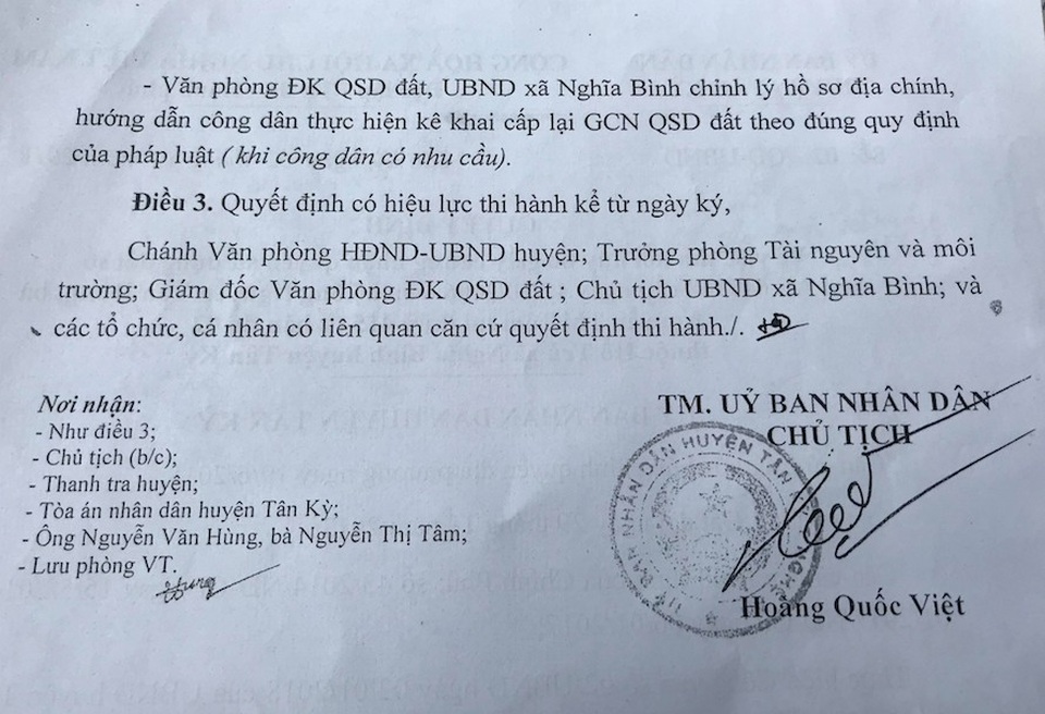 Giả mạo chữ ký chiếm đất rừng người khác! - 11 Ngày 2/1/2018 UBND huyện Tân Kỳ, Nghệ An lại ban hành Quyết định sô 02/QĐ-UBND về việc thu hồi, hủy bỏ giấy CNQSDĐ AE 647948 của hộ gia đình ông Nguyễn Văn Hùng.