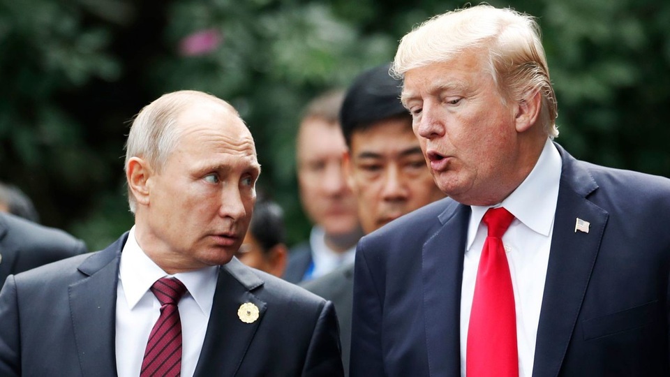 Chiến lược “trong nóng ngoài lạnh” của Tổng thống Trump với ông Putin - 1 Tổng thống Trump (phải) trò chuyện cùng Tổng thống Putin trong cuộc gặp vào tháng 11/2017 (Ảnh: Reuters)