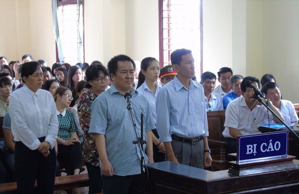 
Đại gia thủy sản Tòng Thiên Mã (hàng đầu phía bên trái) tại phiên tòa hôm nay
