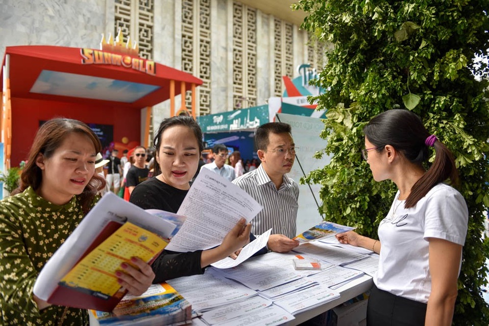 Theo ghi nhận của Pv Dân trí, ngay trong những ngày đầu khai mạc, hội chợ đã thu hút hàng nghìn lượt khách đến tham quan và trải nghiệm mua hàng.