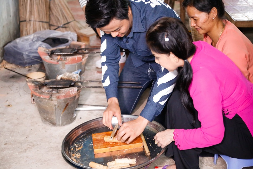 Quá trình chế biến bánh kẹp tuy đơn giản nhưng lại mang đến trải nghiệm thú vị và giây phút vui nhộn qua cuộc so tài làm bánh của Dương Lâm và Võ Minh Lâm.