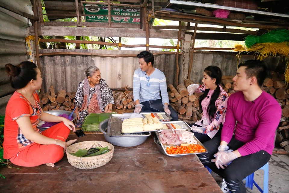 3 nghệ sĩ được gia đình truyền nhân Huỳnh Thị Trọng nổi tiếng tại Cần Thơ, đón tiếp và hướng dẫn tận tình để thực hiện nấu Bánh tét lá cẩm.