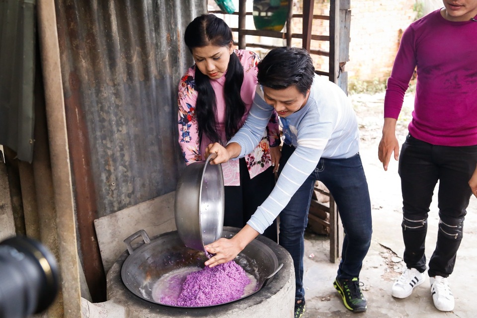 Dù trải qua hàng giờ với các công đoạn đòi hỏi sự tỉ mỉ, khéo léo như nấu lá cẩm, gói bánh, nấu bánh... thế nhưng cả ba đã rất hào hứng không quản mệt nhọc để cùng chờ đợi thưởng thức thành phẩm của chính mình.