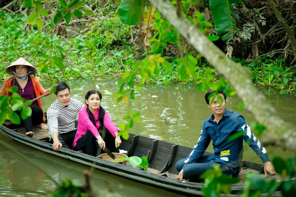 Rời khỏi Chợ nổi Cái Răng, chiếc ghe đưa NSƯT Phượng Loan, Võ Minh Lâm và Dương Lâm đến với Cồn Sơn được bao bọc bởi những rặng bần, bốn mặt là sông nước.