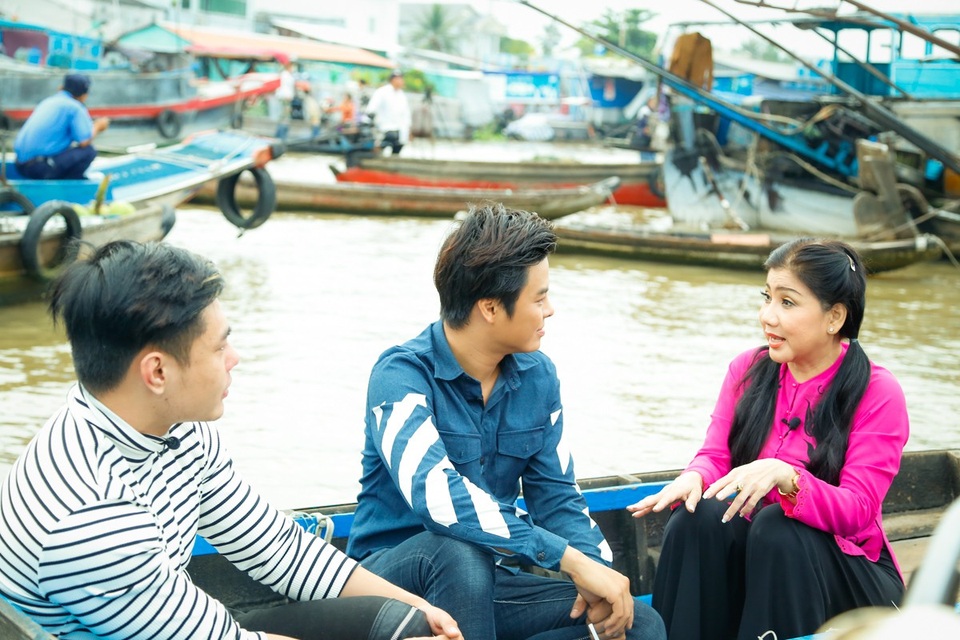 Không chỉ tham gia trực tiếp vào việc buôn bán cùng người dân, cả 3 nghệ sĩ còn thi nhau hát hò, ca vọng cổ thu hút người dân trên sông. Đây cũng là nơi mà những bài ca vọng cổ luôn được yêu thích nhất.