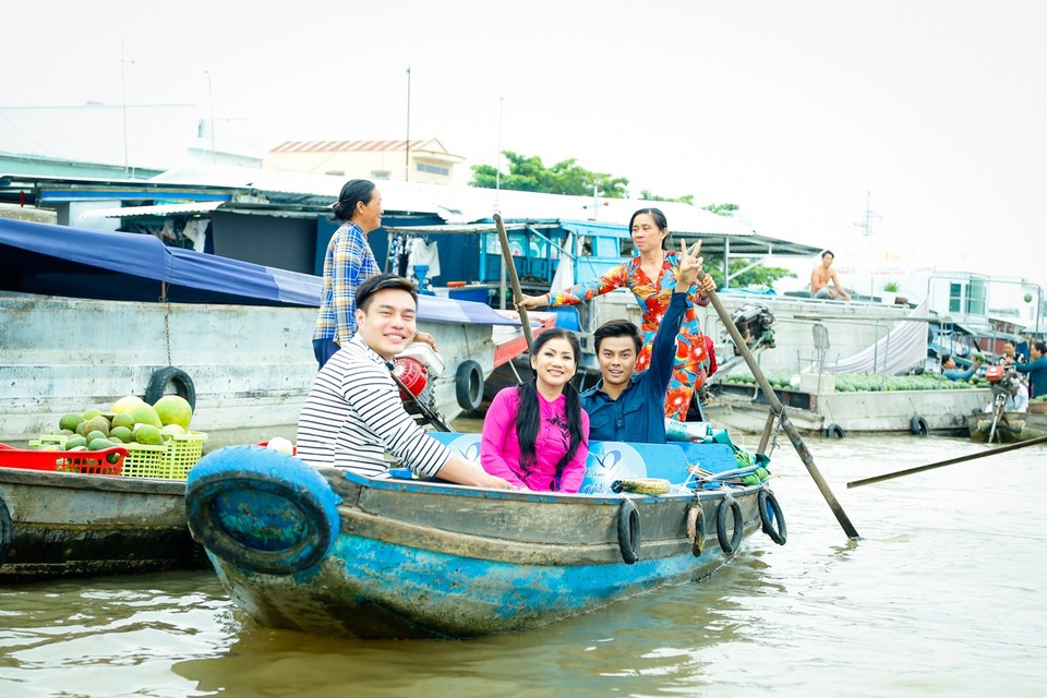 Cả 3 nghệ sĩ đã thức suốt đêm di chuyển từ TPHCM về Cần Thơ vào lúc 5h sáng để kịp tham gia vào các hoạt động giao thương, buôn bán tại chợ.