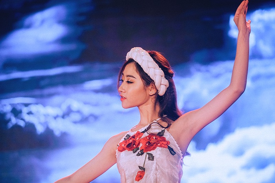 Tài năng múa của nữ sinh sở hữu vòng eo "con kiến" - 5 Tài năng múa của nữ sinh sở hữu vòng eo "con kiến" - 5