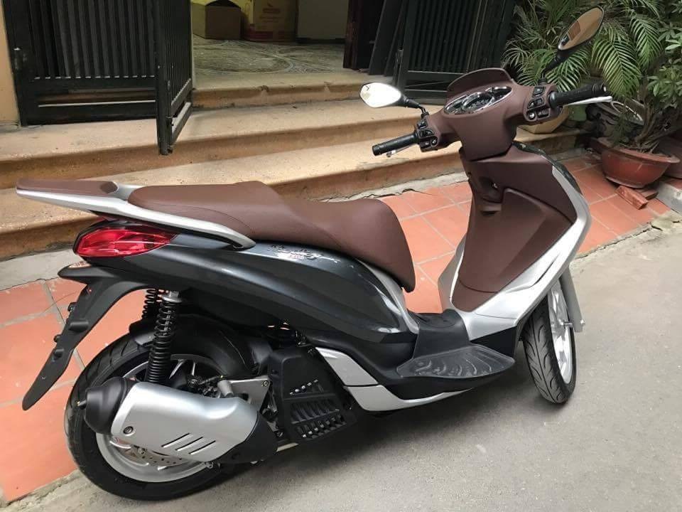 Piaggio Việt Nam: Quá khứ vàng son và một tương lai lơ lửng - 1
Xe Medley Piaggio của anh Nguyễn Trọng Nghĩa (Cầu Giấy, Hà Nội) mua từ cuối 2016 nhưng thường hết ắc quy, không khởi động được.