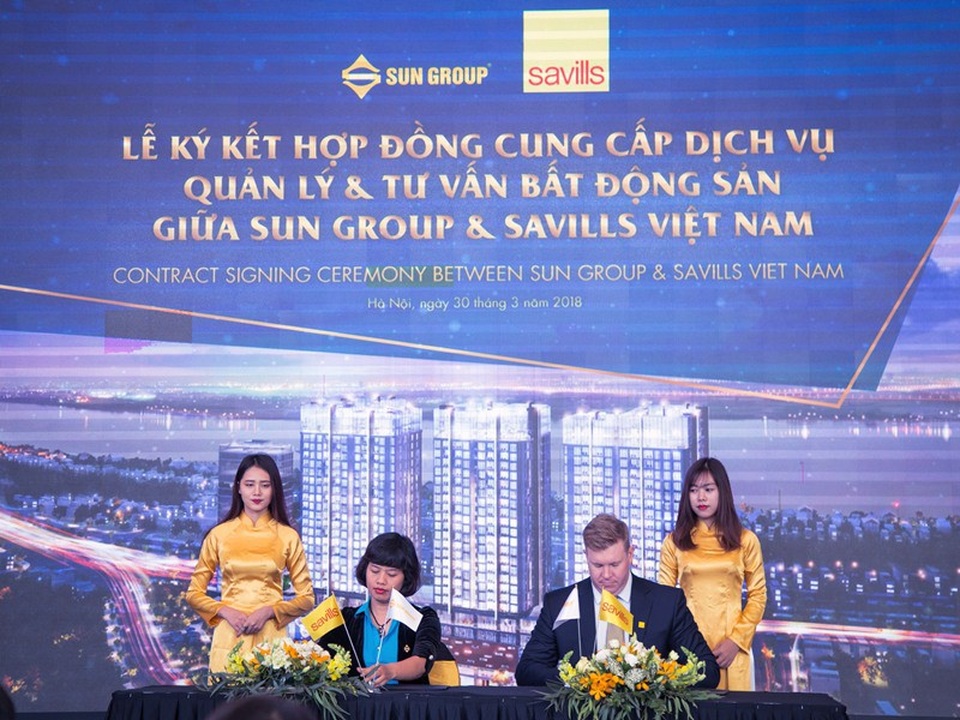 Tổ hợp 5 sao bên phố cổ Sun Grand City Ancora Residence sẽ do Savills vận hành - 1
Đại diện chủ đầu tư - bà Nguyễn Thị Thu Hiền và đại diện Savills Việt Nam - ông Matthew Powell thực hiện nghi lễ ký kết hợp tác