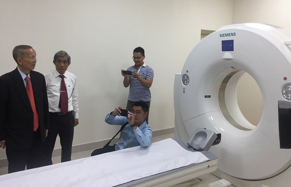 Đưa vào sử dụng bệnh viện khách sạn cao cấp tại Bình Định - 3
Nguyên Phó Thủ tướng Trương Vĩnh Trọng tham quan phòng đặt máy chụp cắt lớp CT scaner.