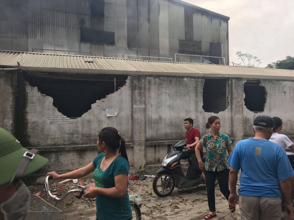 Hà Nội: Cả khu chợ 2 tầng chìm trong khói lửa - 11
Các bức tường được đập thủng để phục vụ công tác chữa cháy.