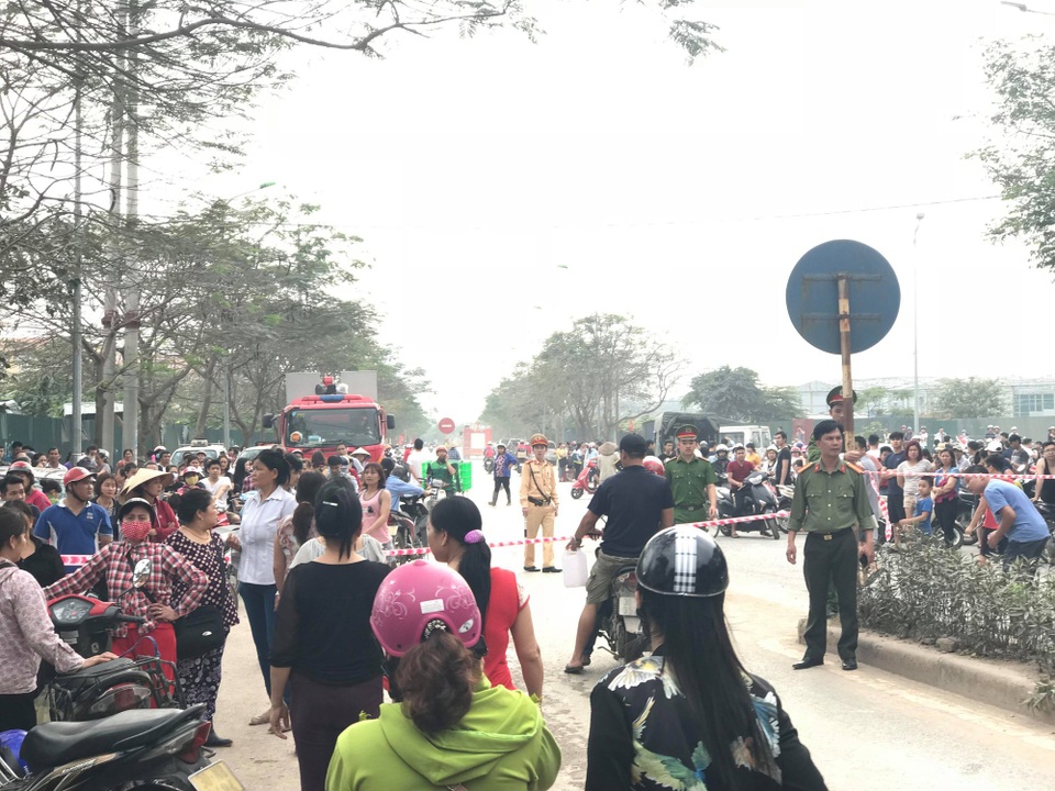 Hà Nội: Cả khu chợ 2 tầng chìm trong khói lửa - 13
Rất đông người dân tập trung quanh khu vực xảy ra cháy.