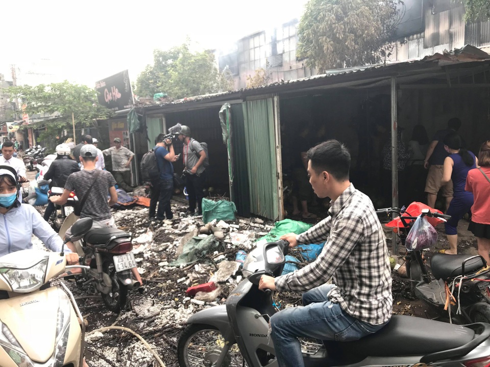 Hà Nội: Cả khu chợ 2 tầng chìm trong khói lửa - 12
Cả khu chợ đổ nát tan hoang.