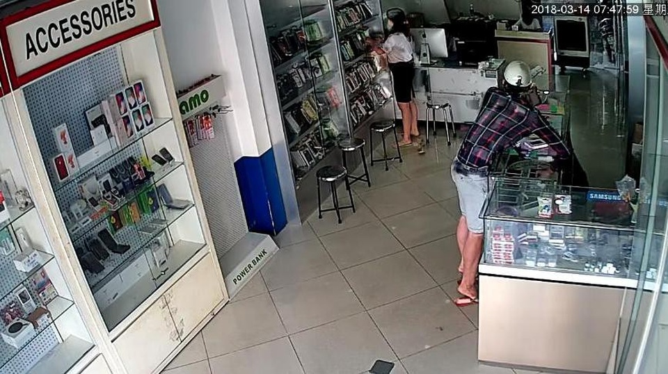 Truy tìm “soái ca” trộm ĐTDĐ hàng chục triệu bị camera ghi hình - 3
Hình ảnh từ camera cửa hàng ĐTDĐ ghi lại diễn biến gã thanh niên lấy trộm chiếc điện thoại hàng chục triệu đồng trong.