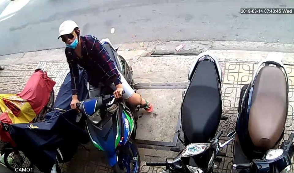 Truy tìm “soái ca” trộm ĐTDĐ hàng chục triệu bị camera ghi hình - 1 Truy tìm “soái ca” trộm ĐTDĐ hàng chục triệu bị camera ghi hình - 1