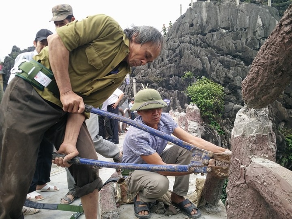 Một tháng tồn tại “gây bão” của công trình trái phép xâm hại di sản Tràng An - 4 Tổ thợ tiến hành tháo dỡ công trình khủng xâm hại di sản Tràng An.