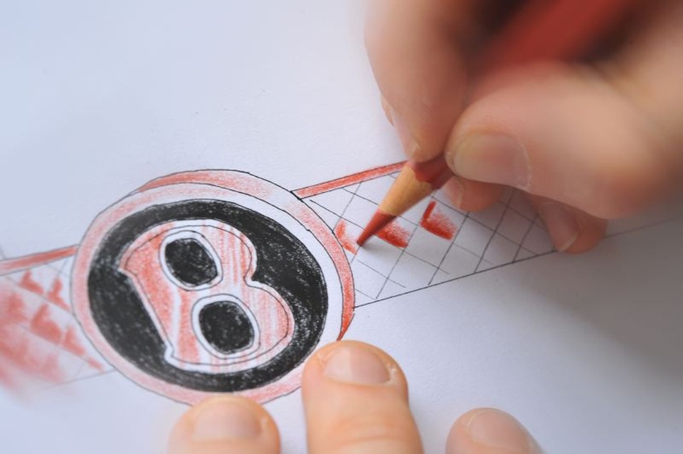 
Khâu thiết kế được giao cho chính những người tạo ra bản vẽ cho ô tô Bentley. Logo Bentley và họa tiết “guilloche”, hai chi tiết đặc trưng không thể thiếu mỗi khi nhắc tới thương hiệu Anh đang được người thợ thể hiện lên càng kính.
