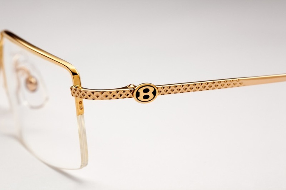 
Khâu hoàn thiện kính Bentley được thực hiện bởi những thợ thủ công lành nghề tại Đức và Nhật Bản. Thế nên, cũng không khỏi ngạc nhiên khi chiếc kính này lại toát lên vẻ sang trọng từ những chi tiết nhỏ nhất như đường bo cạnh hay đường xiên siêu nhỏ để tạo hình họa tiết guilloche.
