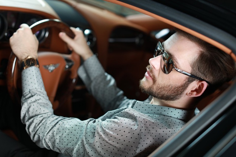 
Phiên bản kính titanium phủ vàng Speed vừa ra mắt nổi bật là sự khỏe khoắn, mạnh mẽ, đầy nam tính của dòng xe thể thao Bentley Speed 8 cũng không thể trộn lẫn là nét thanh lịch, cao quý của một quý ông. Mẫu kính Bentley B9051 tráng gương bạc này có giá 23 triệu đồng.
