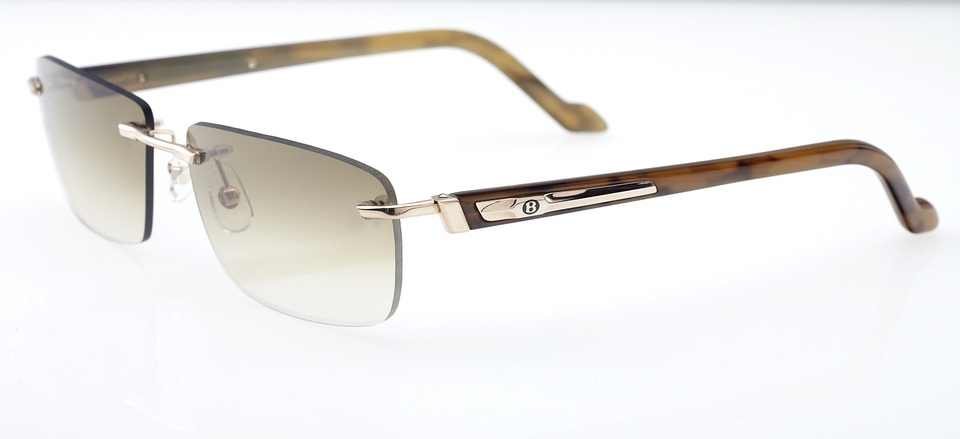 
Lựa chọn đoạn sừng đẹp nhất từ phần sừng thô có độ dài 2m, trải qua quá trình đánh bóng và hoàn thiện, mỗi một chiếc kính Bentley đều mang một vẻ riêng biệt như chính sự khác biệt của tạo hóa.
