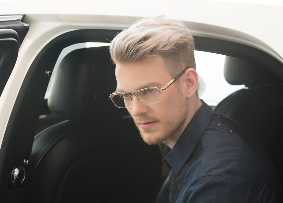 
Với thiết kế trang nhã, kính Bentley vẫn toát lên vẻ nam tính qua lớp vân acetate đồi mồi và lớp phủ vàng. Logo Bentley mang dấu ấn đặc trưng của hãng được hoàn thiện nuột nà và đặt kế tinh tế trên càng kính. Kính Bentley B -8051 titanium phủ vàng có giá 22,5 triệu đồng.
