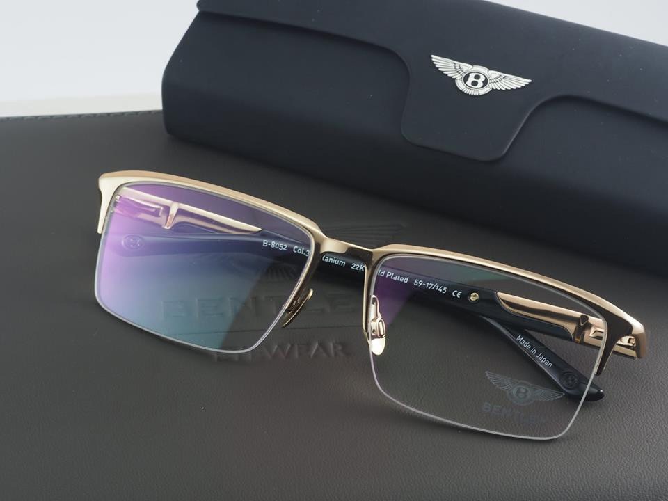 Với đặc tính nổi trội như trọng lượng nhẹ nhưng lại cứng và khả năng chống mài mòn tương đương với platinum, titanium đã được lựa chọn để chế tác kính cho Bentley. Mẫu kính vuông bản to B – 8052 màu nòng súng thể hiện phong cách trẻ trung, hiện đại, mạnh mẽ của dòng xe Speed 8 này có giá là 22,5 triệu.