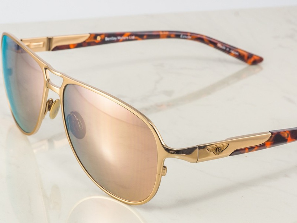 Một chuyên gia chế tác đồ trang sức đã chia sẻ rằng để việc chế tác kính cao cấp cũng đòi hỏi những kỹ thuật phức tạp cũng chẳng kém gì so với đồ kim hoàn. Logo “flying B”, chi tiết bản sắc của hãng qua bàn tay chế tác của người thợ thủ công Nhật Bản xuất hiện rõ nét trên càng kính. Mẫu kính titanium phủ vàng B -9051 col 4 lấy ý tưởng từ dòng xe Mulsanne sang trọng có giá 23 triệu.