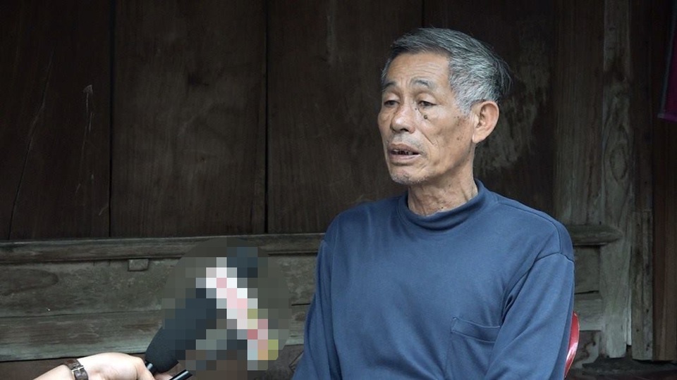 Bé trai 14 tuổi nghi bị bố và mẹ kế đánh bầm tím khắp người - 2
Ông Hồng đau xót trước cảnh cháu ngoại bị đánh dã man.