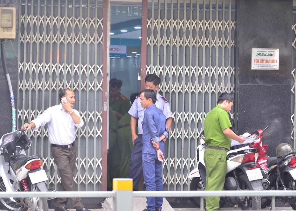 2 thanh niên cướp ngân hàng giữa ban ngày ở Sài Gòn - 3 Lực lượng công an tiến hành khám nghiệm hiện trường